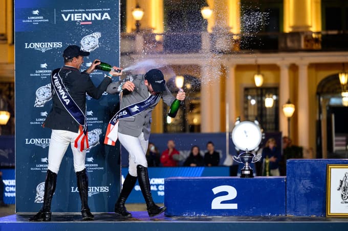 Siegerehrung der Longines Global Champions Tour in Wien mit Sektdusche auf dem Podium