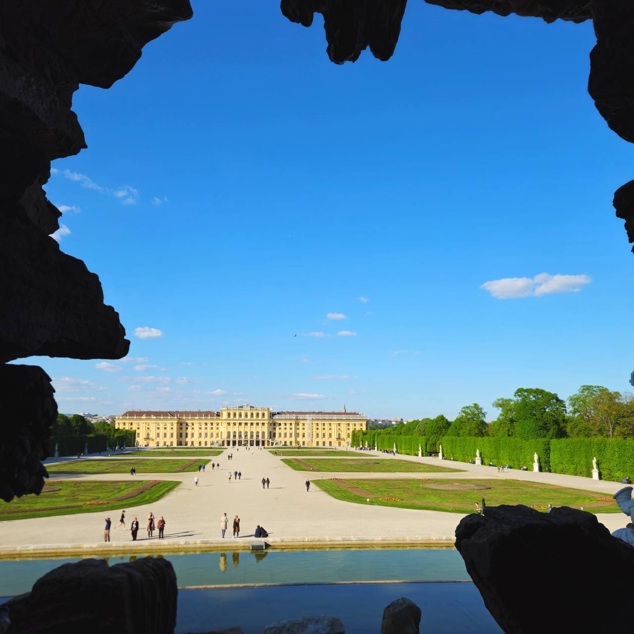 Schloss Schönbrunn — Blick vom Neptunbrunnen durch die Felsgrotte über das Große Parterre auf die Südfassade des Schlosses