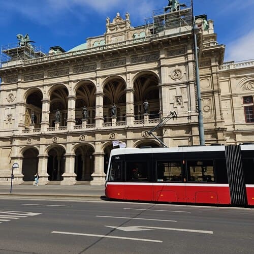 Wiener Straßenbahn vor der Wiener Staatsoper in Wien