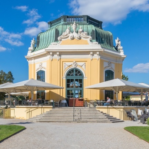 Tiergarten Schönbrunn — Blick auf den historischen Kaiserpavillon im Zentrum der Anlage mit umliegenden Tiergehegen aus der barocken Gründungszeit