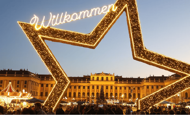 Beleuchteter Stern am Eingang des Christbaum mit Blick auf das Schloss